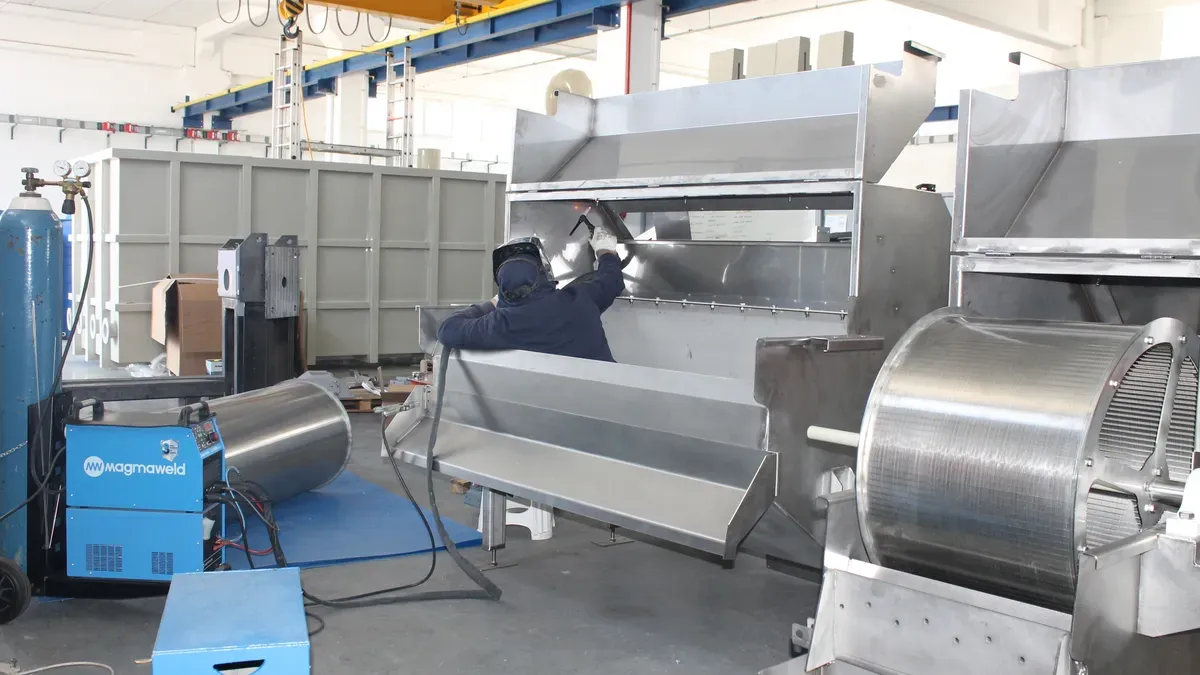 What Is a Plastic Shredder Machine?
